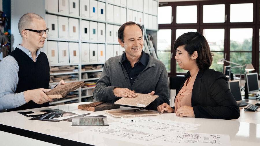 Oberflächenberatung für Kunden Beratung zu verschiedenen Holzoberflächen zwischen Berater und Eheleuten